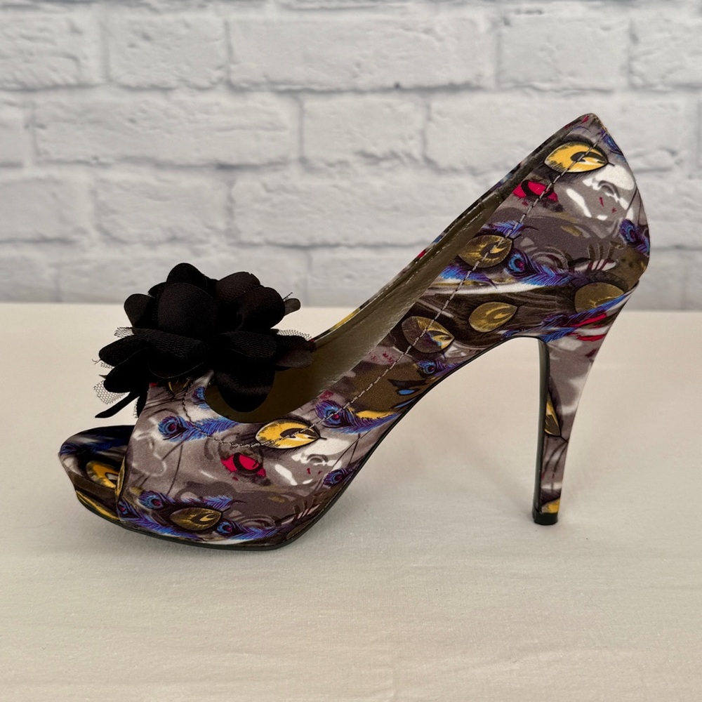 Dolce by Mojo Moxy Peep Toe Pumps Heels Peacock